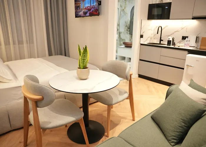 Nea Deluxe * 地拉那