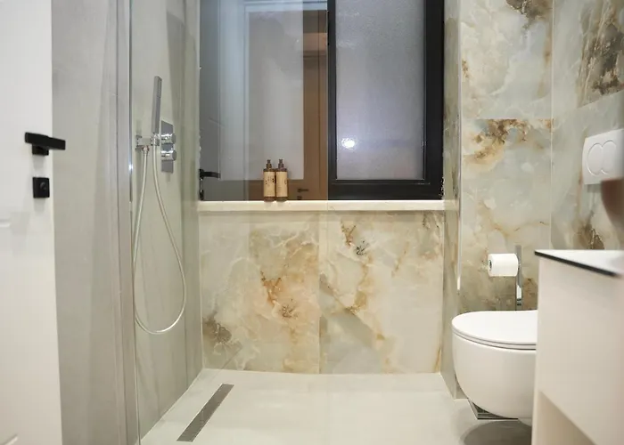 Nea Deluxe * 地拉那