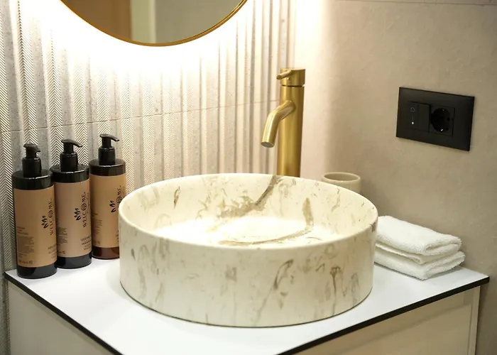 Nea Deluxe 地拉那