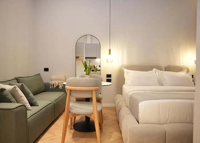 Nea Deluxe * 地拉那