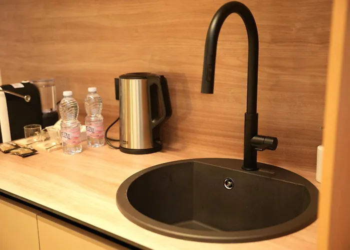 Nea Deluxe * 地拉那