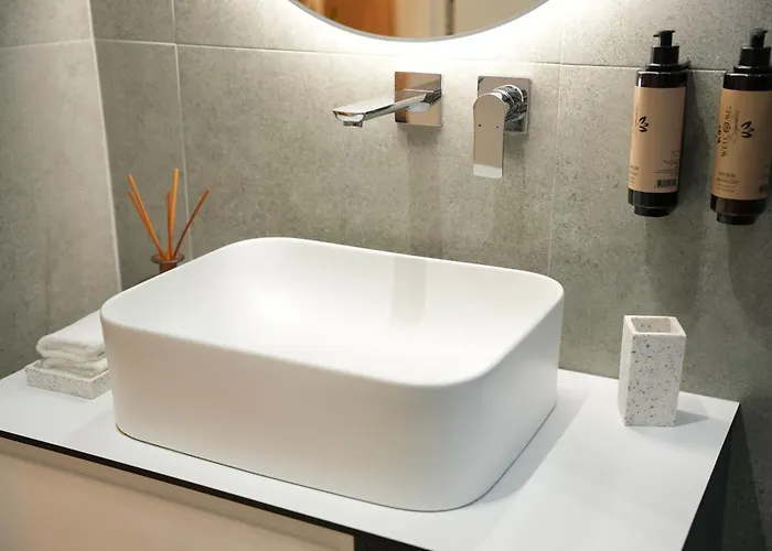 Nea Deluxe 地拉那