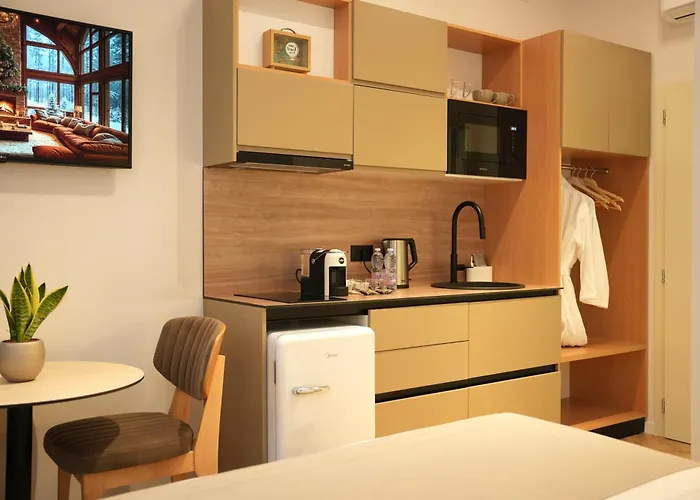 Nea Deluxe 地拉那