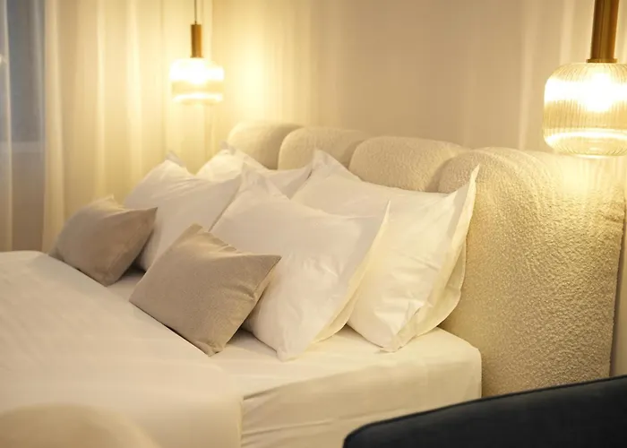 Nea Deluxe * 地拉那