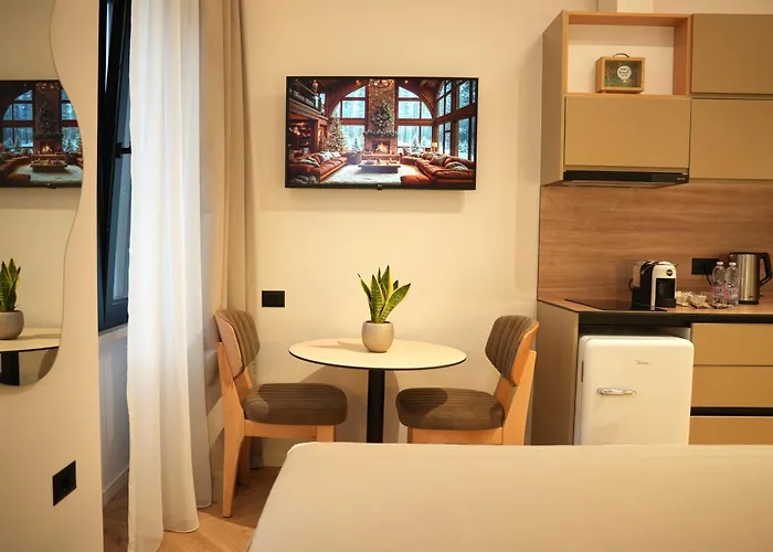 Nea Deluxe * 地拉那