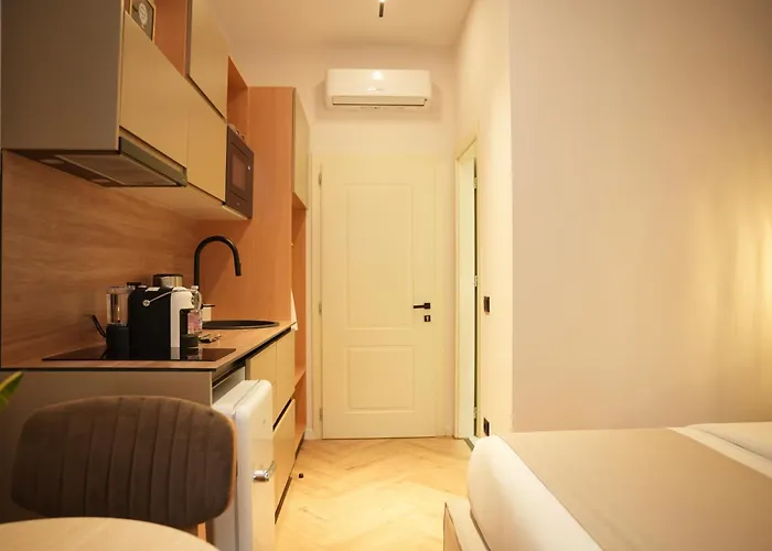 Nea Deluxe * 地拉那